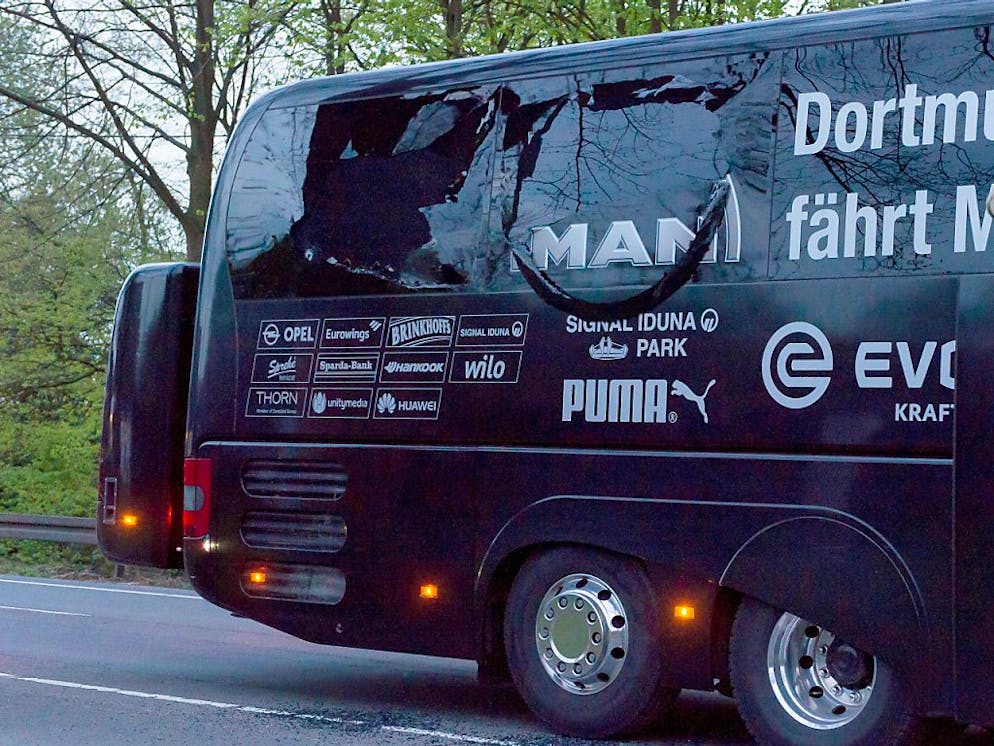 Die Bombe beschädigte die Festerscheibe des BVB-Mannschaftscars. Auch der Schweizer National-Goalie sass im Bus, nun sagte er im Prozess gegen den geständigen Bombenleger aus. (Archivbild)
