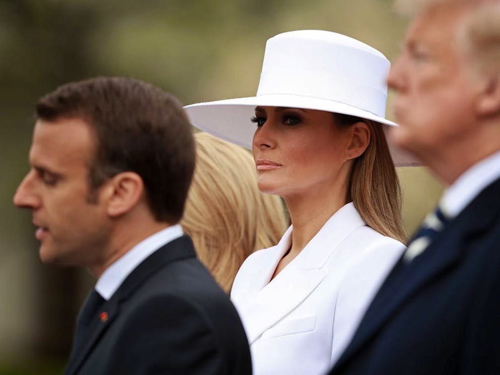 Il cappello di Melania Trump fa parlare di sé. Una creazione speciale firmata Hervé Pierre che la donna ha indossato in occasione dell'arrivo dei coniugi Macron alla Casa Bianca.