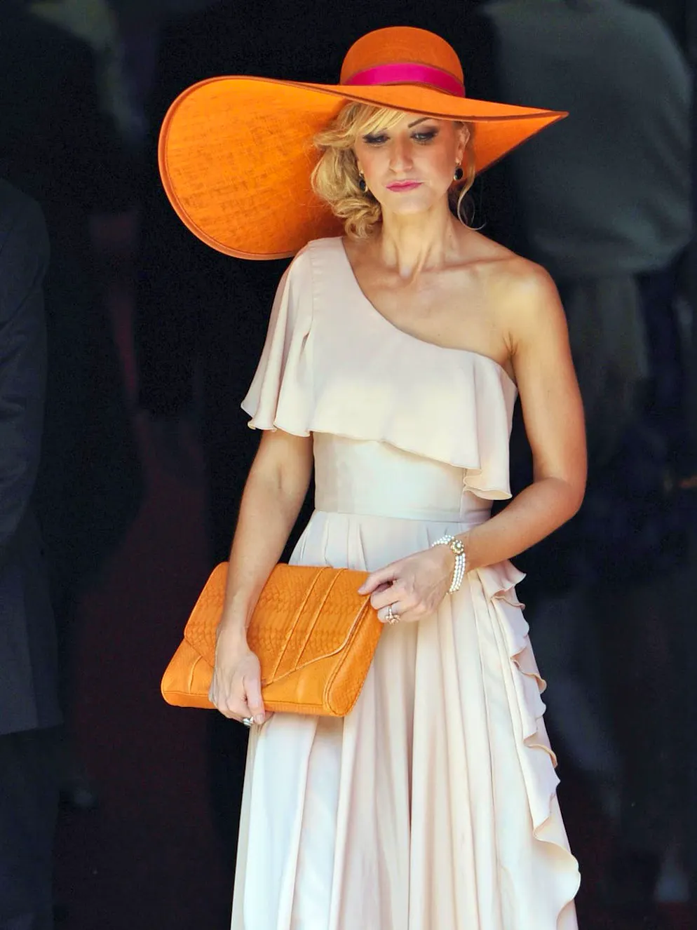 Mariage de Meghan et Harry: ce que les invités doivent éviter de porter. Au mariage de Zara Phillips, l’actrice Katherine Kelly était absolument sublime. Mais dévoiler ses épaules à un mariage royal, est-ce bien raisonnable?