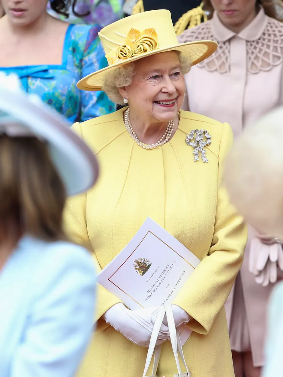 Mariage de Meghan et Harry: ce que les invités doivent éviter de porter. Les couleurs pastel sont idéales pour les mariages printaniers. Et la reine ne déroge pas à la règle. Affichant habituellement une nette préférence pour les couleurs vives, elle est apparue dans une robe jaune pâle au mariage du prince William en 2011.