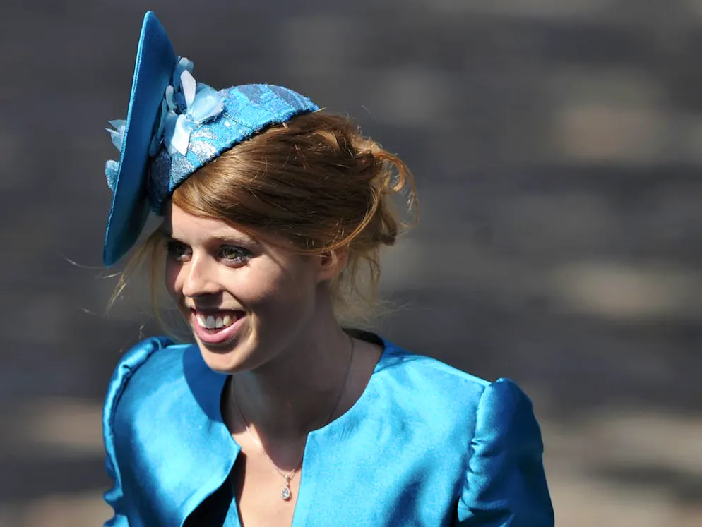 Mariage de Meghan et Harry: ce que les invités doivent éviter de porter. Une faute de goût que la princesse n’a pas réitérée: au mariage de sa cousine Zara Phillips quelques mois plus tard, elle est apparue avec un chapeau qui ne pouvait que recevoir la bénédiction des experts en étiquette. Seule la couleur était peut-être un peu trop flashy.