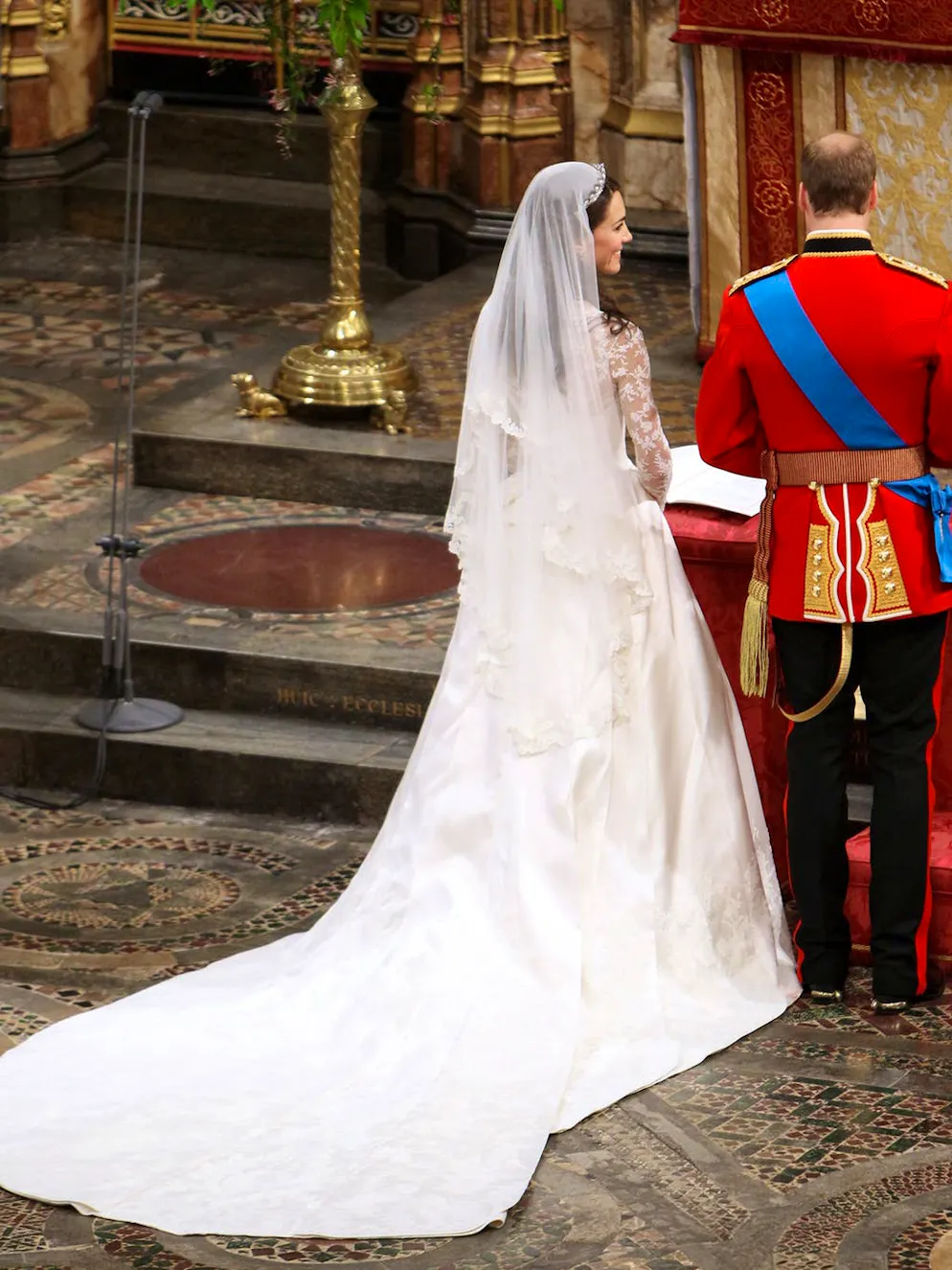 Mariage de Meghan et Harry: ce que les invités doivent éviter de porter. Mariage royal ou non, il y a une règle qui est la même pour tous: le blanc est la couleur de la mariée! Les demoiselles d’honneur tout au plus peuvent porter du blanc à la demande de la mariée, mais pour les autres invités, une robe toute blanche est un tabou absolu.