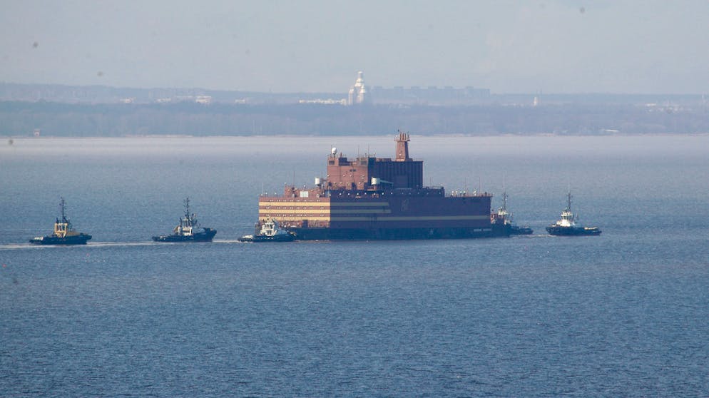 Das erste schwimmende Atomkraftwerk der Welt. Die «Akademik Lomonosov» wird aus dem Hafen gezogen.