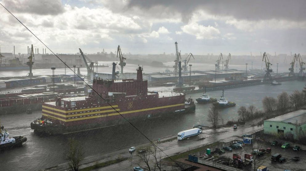 Das erste schwimmende Atomkraftwerk der Welt. Das schwimmende Atomkraftwerk «Akademik Lomonosov» beim Verlassen des Hafens in St. Petersburg.