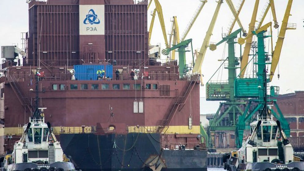 Das erste schwimmende Atomkraftwerk der Welt. Das schwimmende Kraftwerk wird von der staatlich kontrollierten russischen Firma Rosatom betrieben.
