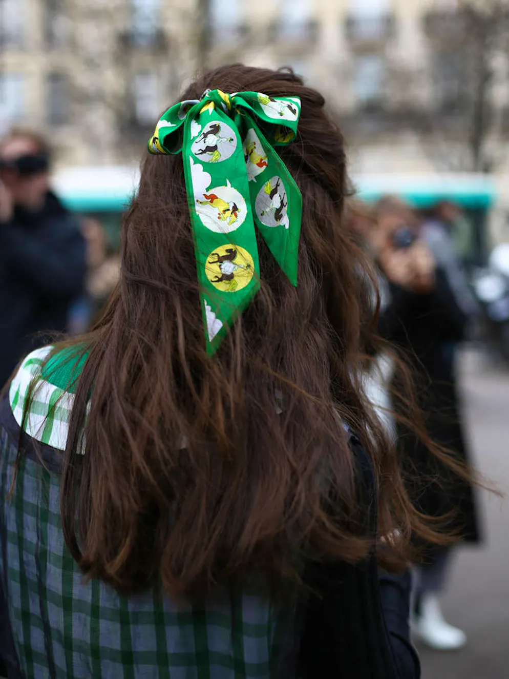 10 accessoires repérés sur les it-Girls de la Fashion Week de Paris. Le noeud dans les cheveux s'impose définitivement cette saison après être apparu, notamment chez Chanel, lors de précédents défilés. On le choisit large : il doit se voir.