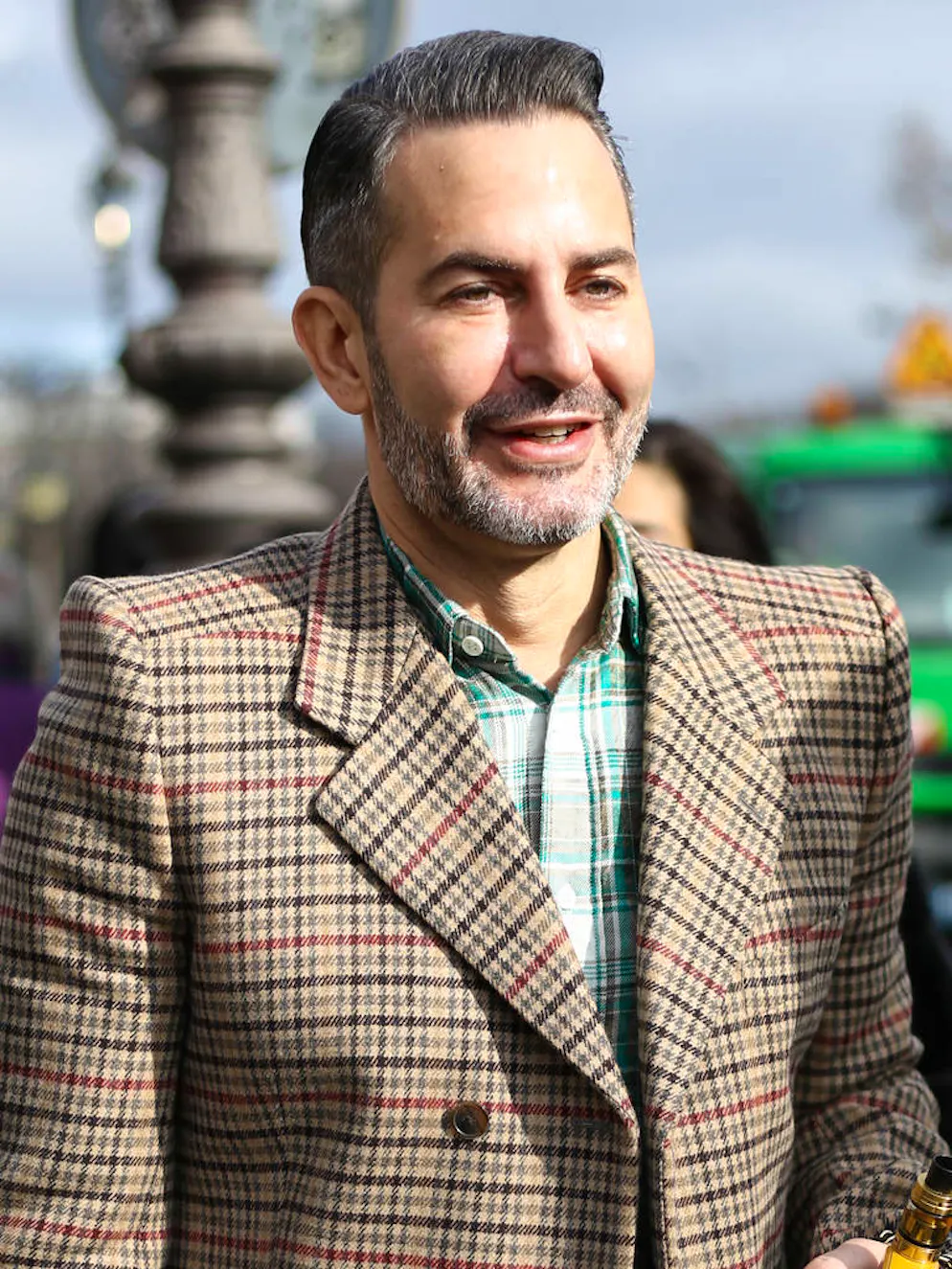 Le carreau: star de la saison. Marc Jacobs ne pouvait pas passer à côté de la tendance carreaux, qu'il porte sur une veste légèrement XXL. Sobre et élégant, on ne pouvait pas en attendre moins du styliste de renom.