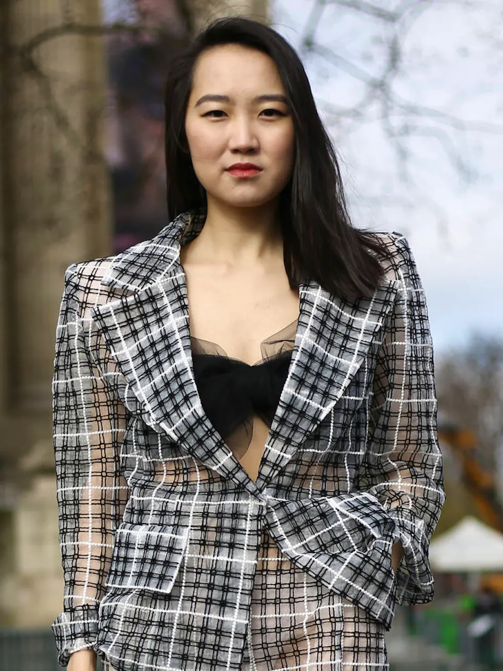 Le carreau: star de la saison. Voilà un look qui ose, puisqu'il marie deux tendances : le plastique transparent et les carreaux. Une tenue qui s'amuse des codes.