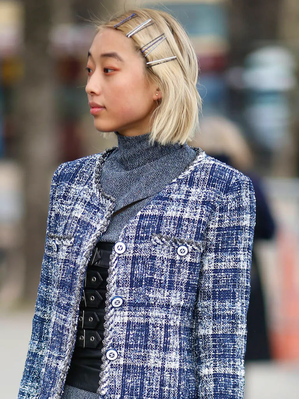 Le carreau: star de la saison. Le classique de Chanel, cette petite veste en tweed, ne serait pas aussi chic sans ses carreaux. Et vous seriez bien avertie d'aller en chiner une aux puces pour un esprit vintage des plus tendances.