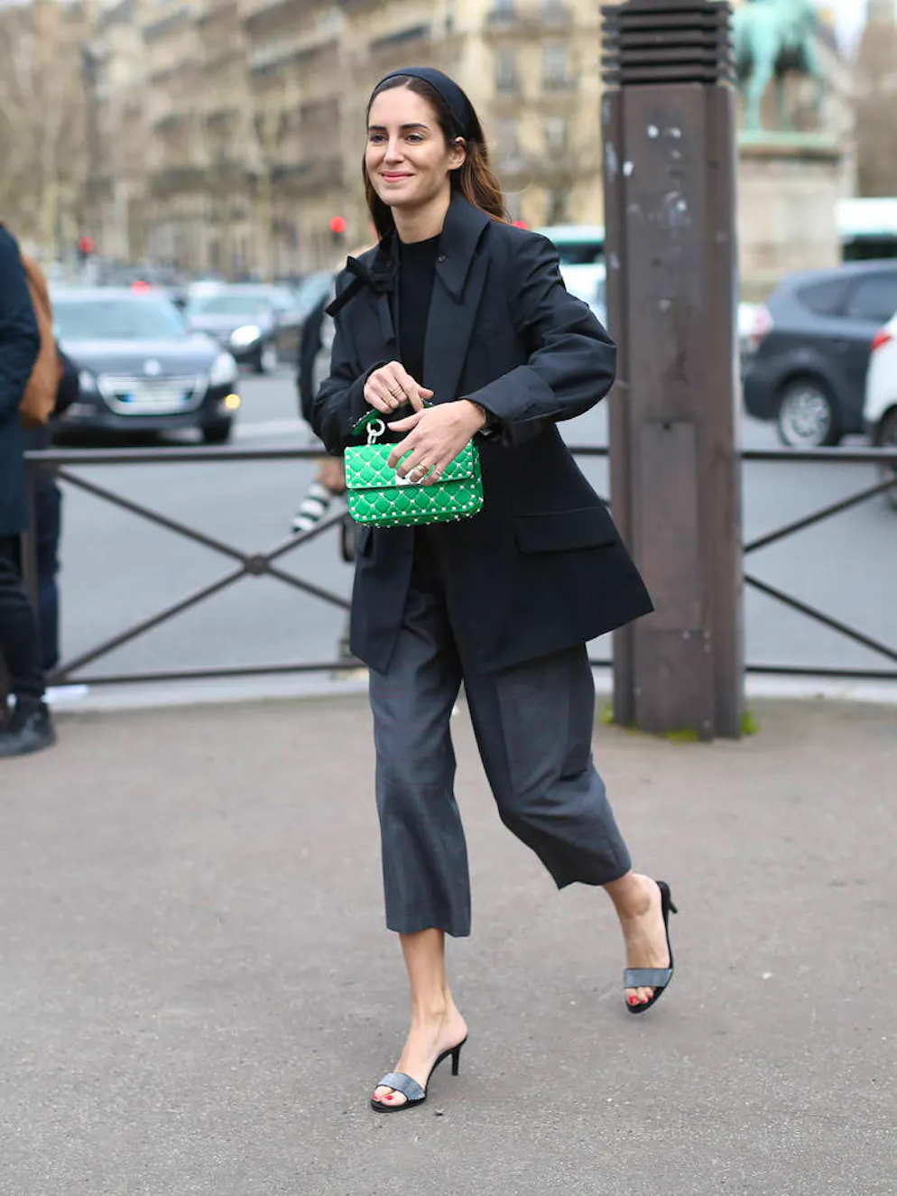 10 accessoires repérés sur les it-Girls de la Fashion Week de Paris. Le mini sac coloré est un must de ce printemps. Choisissez une couleur forte, comme un vert pimpant ou un rouge framboise vibrant. Porté sur un total look noir, vous ferez de l'effet.