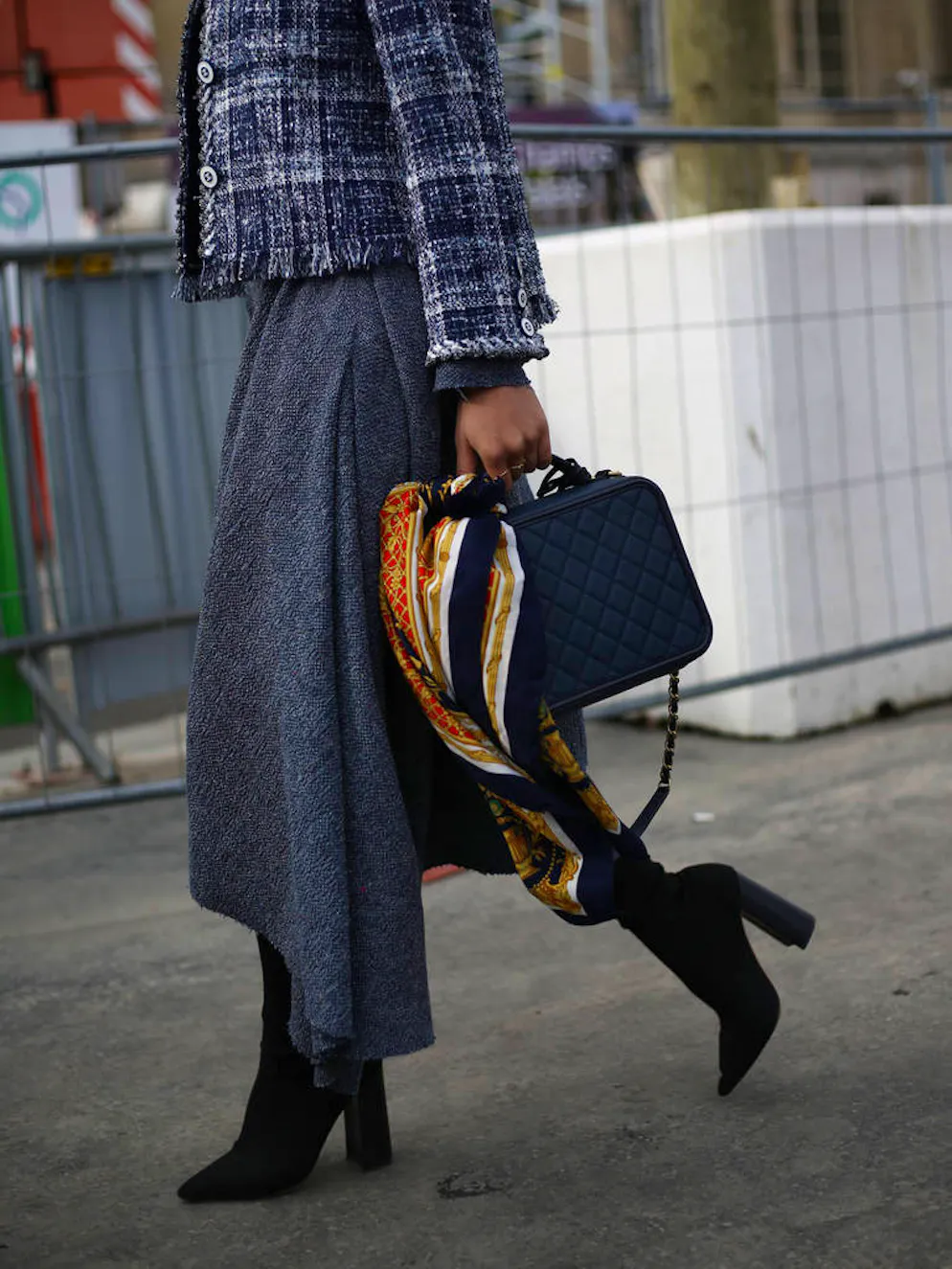 10 accessoires repérés sur les it-Girls de la Fashion Week de Paris. Le foulard ne s'accrochera pas qu'au cou cette saison. Nouez-le autour de votre sac pour lui donner du style et aussi ne pas le perdre si vous avez trop chaud !