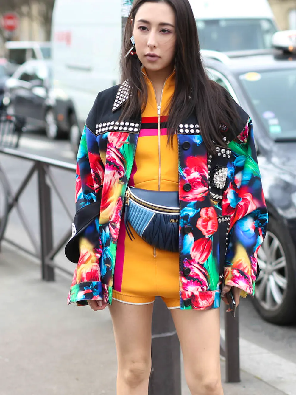 10 accessoires repérés sur les it-Girls de la Fashion Week de Paris. La banane, ça vous déprime peut-être, mais il va falloir compter dessus. Pensez au côté pratique, notamment pour passer un concert de rock tranquille : plus besoin de faire attention à votre sac ni de le laisser au vestiaire...