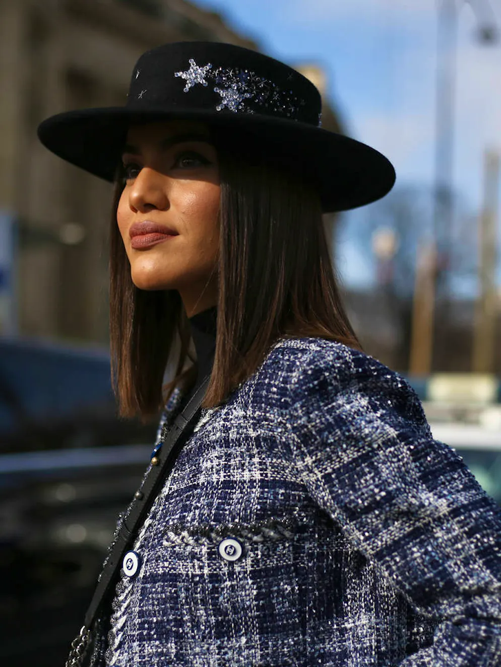 10 accessoires repérés sur les it-Girls de la Fashion Week de Paris. Le chapeau aura toujours la cote sur les têtes des filles en vue et stylées. A vous de voir si vous préférez un Borsalino façon Romy Schneider ou bien une capeline rappelant Sofia Loren.