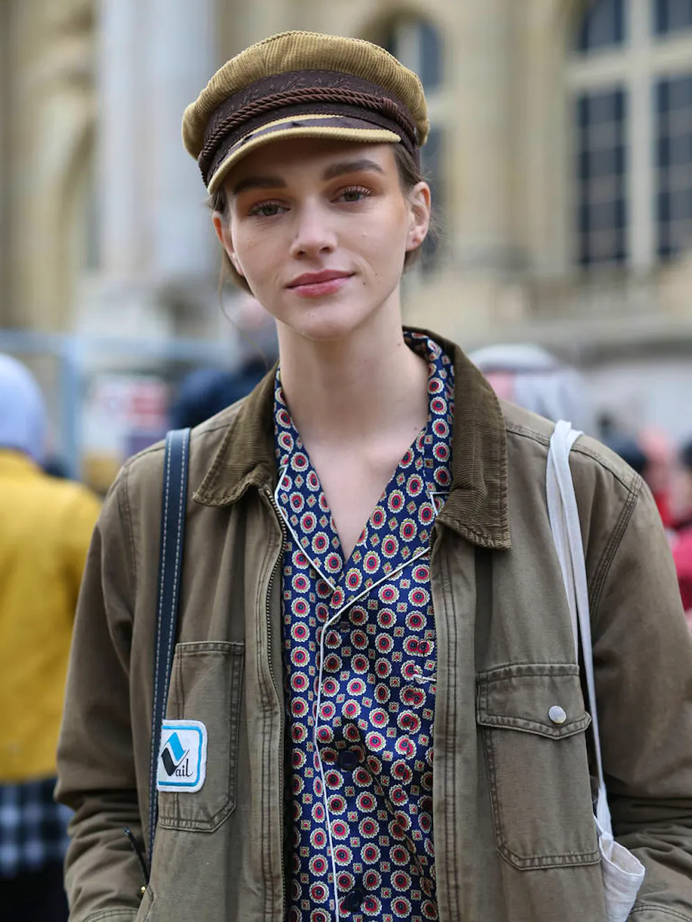 10 accessoires repérés sur les it-Girls de la Fashion Week de Paris. La gavroche est attendue sur de nombreuses têtes dans les semaines qui viennent. Et cela vaut aussi bien pour les femmes que pour les hommes !