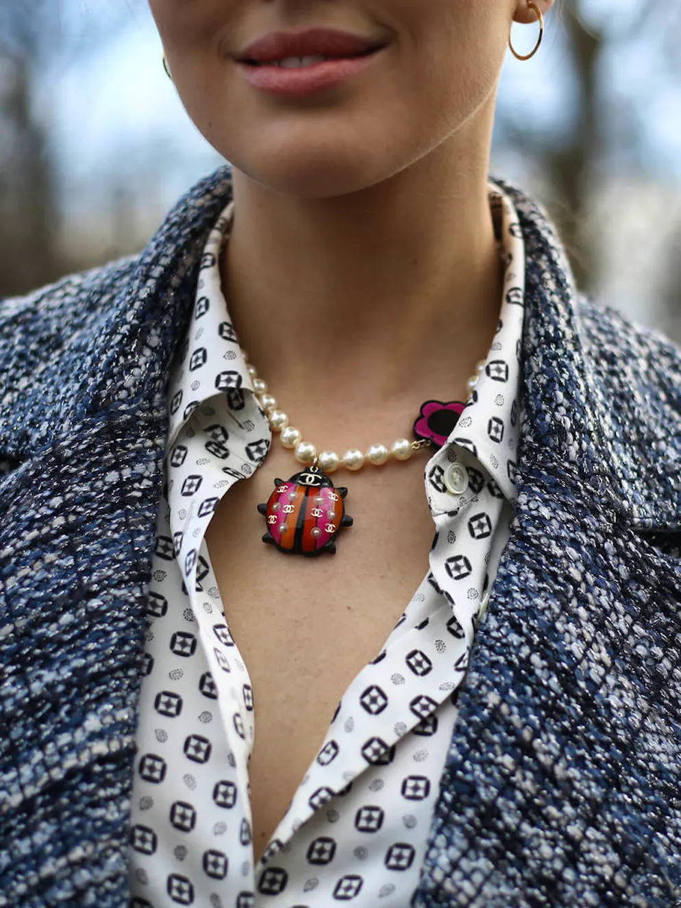 10 accessoires repérés sur les it-Girls de la Fashion Week de Paris. Si vous aviez rangé vos bijoux fantaisie, il est temps de les ressortir. Cette saison, on appréciera tout ce qui fait référence à la nature, des petits insectes mignons aux fruits et légumes ! L'idée ? Que ça soit coloré !