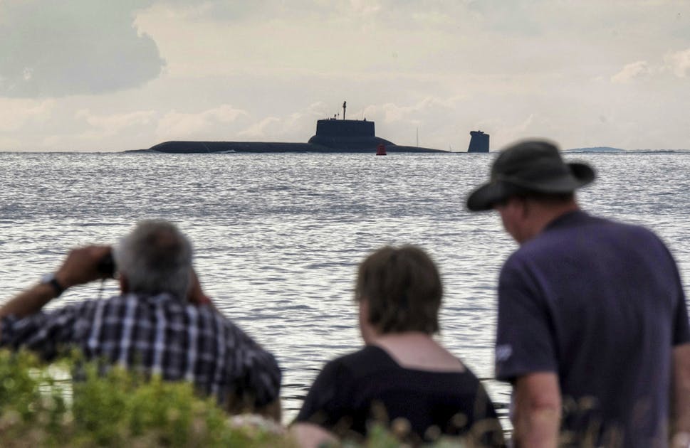 Подводные лодки в балтийском море. Подлодки в балтийском море. подводная лодка в балтийском море. российская подводная лодка в балтийском море. фото для дошкольников катер отплывает от берега.