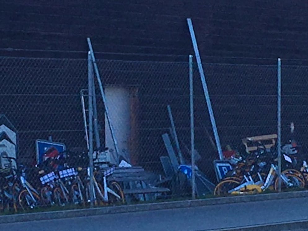 Innerhalb des Werkhofes in Schlieren stehen derzeit 50 O-Bikes herum. Die Stadt musste sie auf eigene Kosten eingesammelt. Auch hier warten die Verantwortlichen auf eine Antwort der Firma.