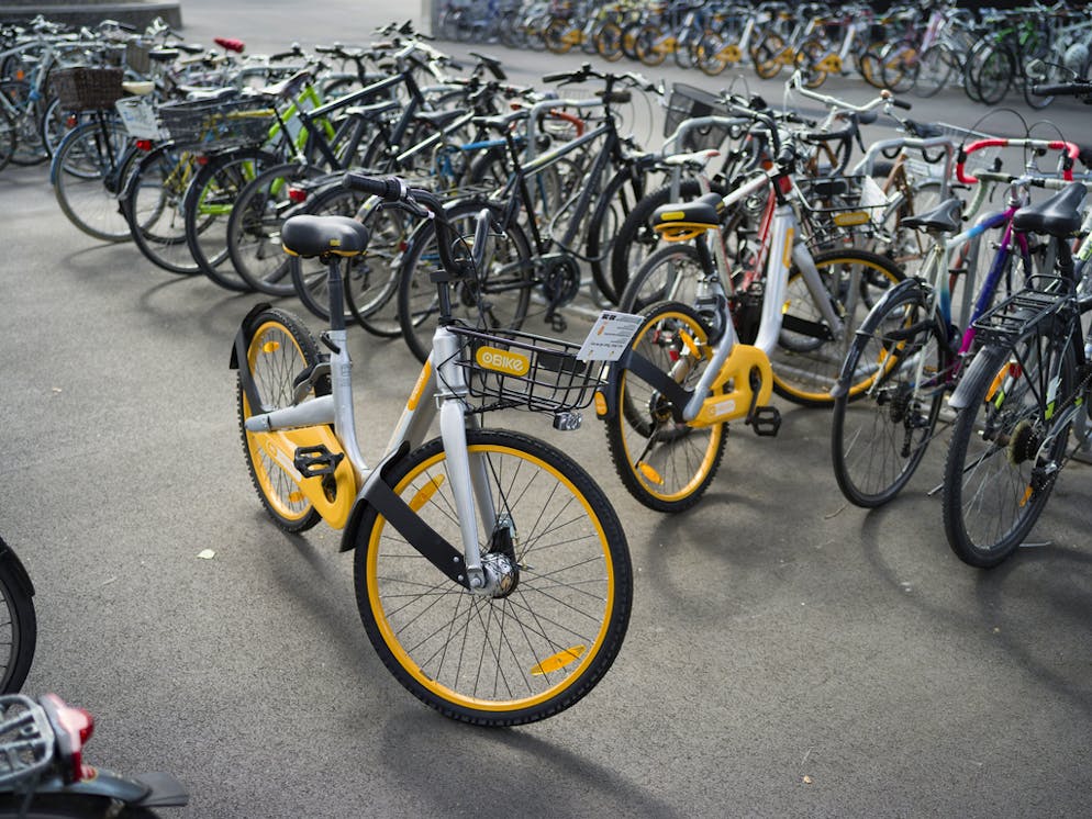 Plötzlich waren sie da. Im Sommer 2017 brachte die Firma O-Bikes aus Singapur 900 Velos nach Zürich. Diese verteilten sich schnell über das ganze Kantonsgebiet.