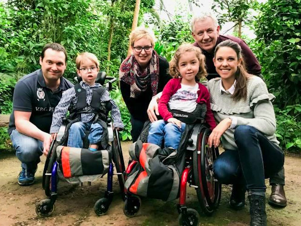 Röbi Koller und Kiki Maeder (rechts) treffen Familie Michel im Zürcher Zoo.