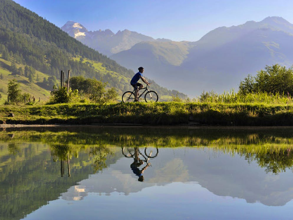 Die Schweiz ist eine Traum-Destination für Velofans. Wir stellen Ihnen die 9 schönsten Routen am Wasser vor.