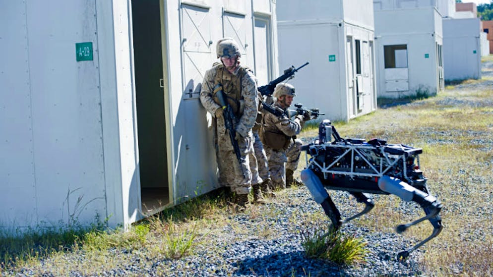 Die Forschungsergebnisse der Internet-Konzerne werden auch fürs Militär interessant. Hier beispielsweise ein Roboter der Firma «Boston Dynamics», die nach dem Aufbau durch Google vom Tech-Konzern Softbank übernommen wurde.