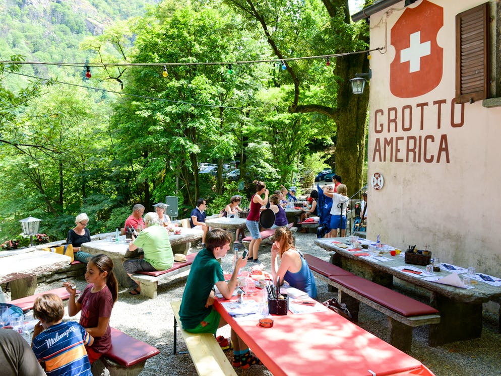 Weiter geht es durch das Maggiatal bis nach Ponte Brolla. Wie wäre es mit einer Einkehr in einem lauschigen Grotto?
