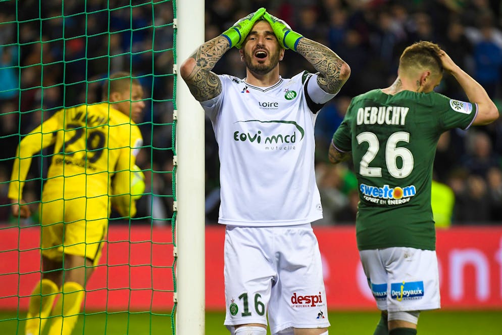 Saint-Etiennes Mathieu Debuchy (r.) unterlief in der Nachspielzeit ein Eigentor
