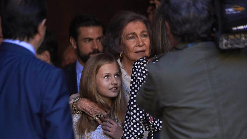 Royal-Flash. Le dimanche de Pâques, devant les caméras, s'est produit un incident qui a manifestement eu raison de la bonne humeur de la reine Sofia: dans un premier temps, la famille royale quitte la messe de Pâques, célébrée au sein de la cathédrale de Palma de Majorque, le sourire aux lèvres et la poignée de main facile. Des photographes et caméramen les attendent à la sortie pour immortaliser l'instant.