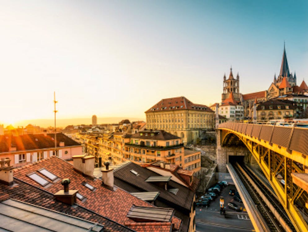 Einmal rund um den Genfersee: Spannende Städte wie Lausanne säumen den Weg.