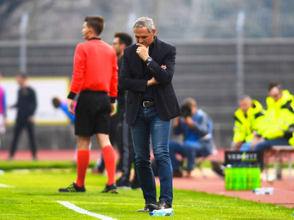 Nachdenklicher Lugano-Trainer Pierluigi Tami: Sein Team verlor gegen Basel zum sechsten Mal in Folge
