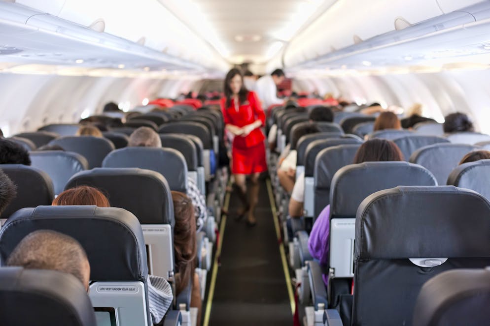 Wer im Flugzeug hustet, sorgt bisweilen für Nervosität. Vor allem bei den Passagieren, die in der gleichen Reihe sitzen.