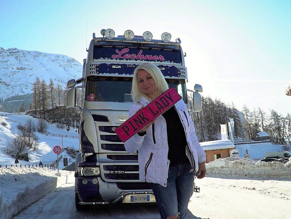 «Trucker Babe» Lissy Reiterer aus Südtirol, genannt «Die Pink Lady», ist mit schwerem Geschütz in Australien unterwegs.