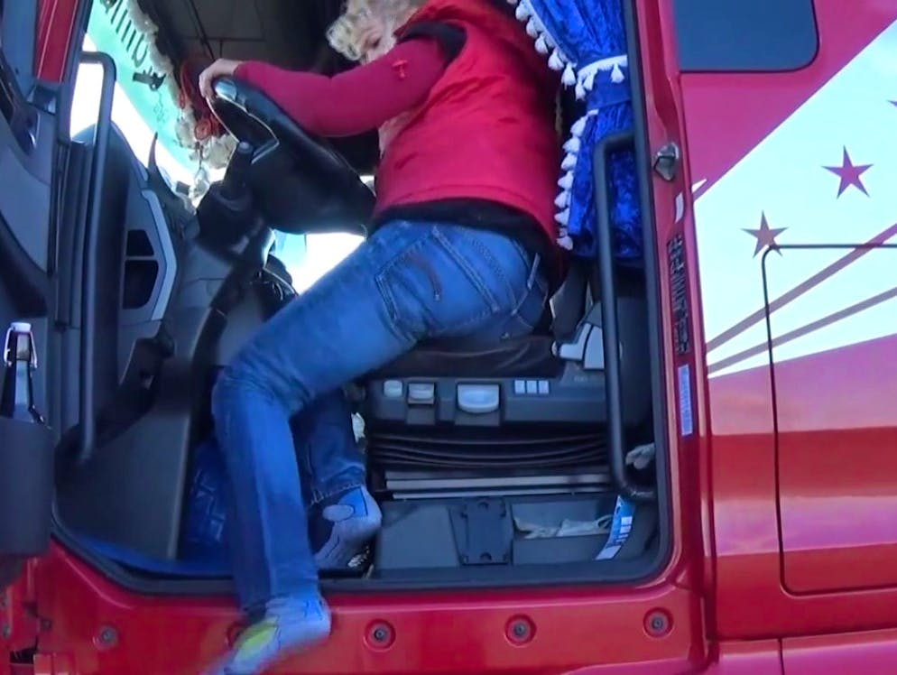 «Trucker Babe» Bettina ist sehr auf Sauberkeit bedacht, weshalb sie immer die Schuhe wechselt, bevor sie ins Führerhaus steigt.