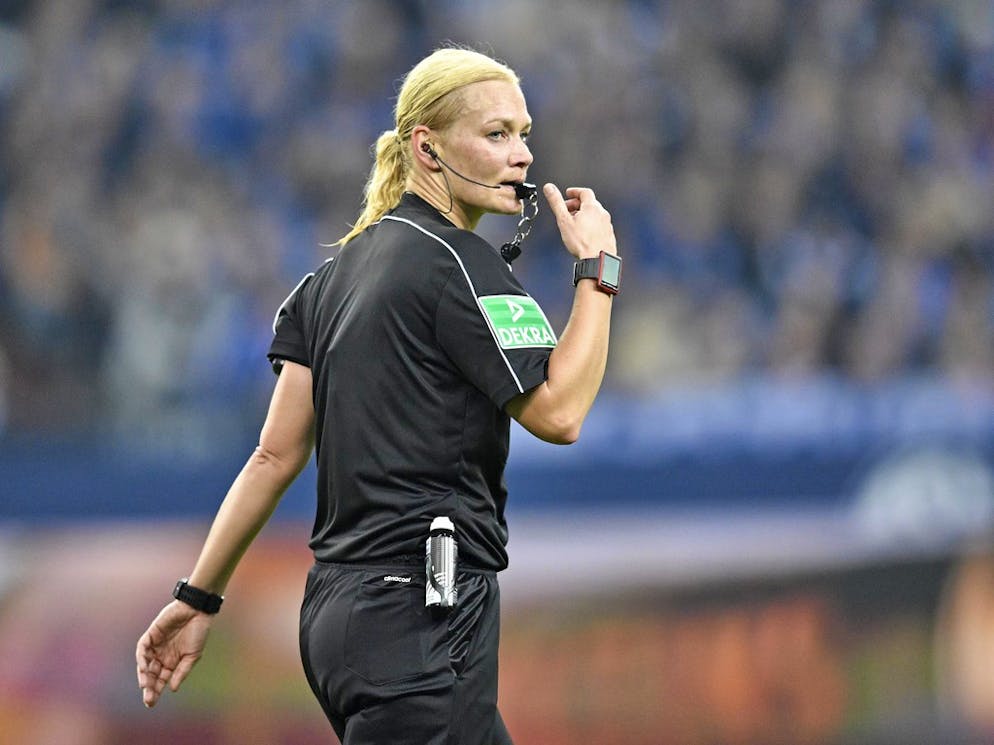 Schiedsrichterin Bibiana Steinhaus wurde von Gladbach-Anhängern wüst beschimpft.