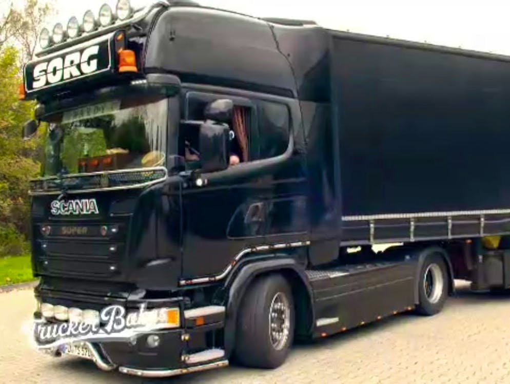 Janas Baby: Scania, 450 PS, 40 Tonnen Gesamtgewicht. Wobei: Das Schnuckelchen gehört eigentlich ihrem neuen Freund.