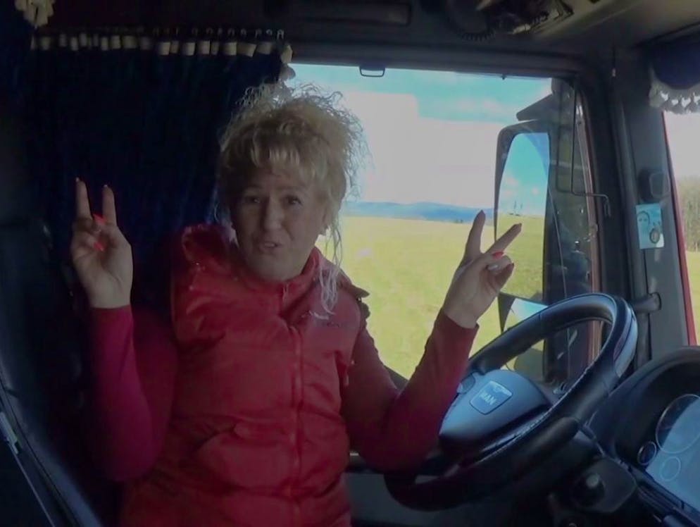 «Die Schlagerlady» Bettina Lammer in ihrem Truck. Sieht sie nicht ein bisschen aus wie Debbie Mötteli?