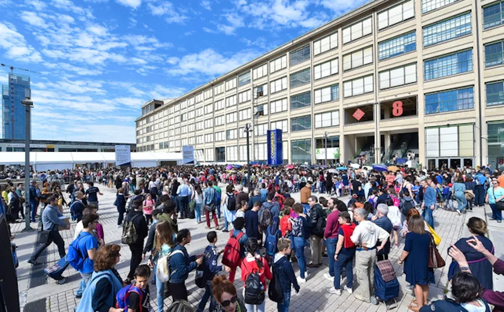 Folla visitatori al Salone del Libro