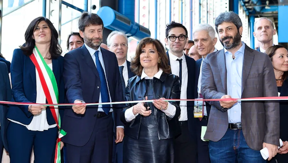 Folla visitatori al Salone del Libro