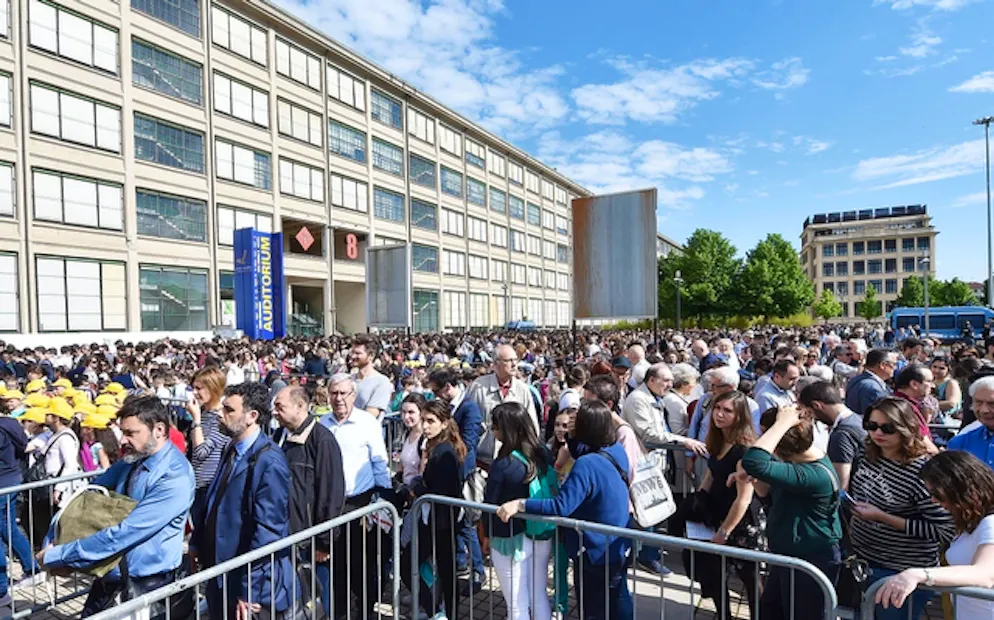 Folla visitatori al Salone del Libro