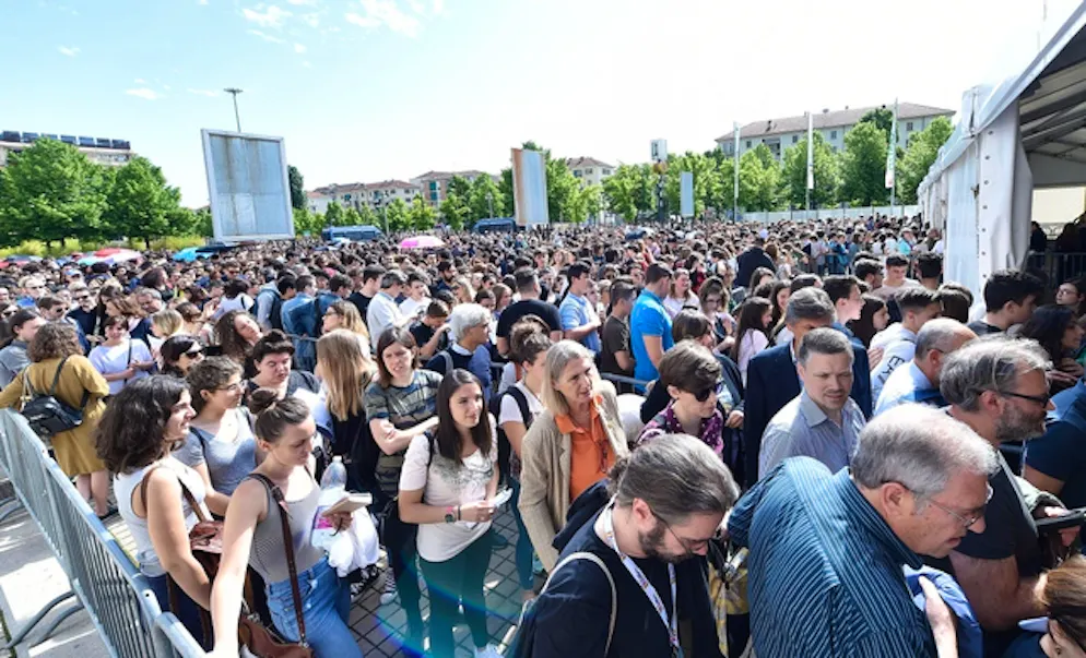 Folla visitatori al Salone del Libro