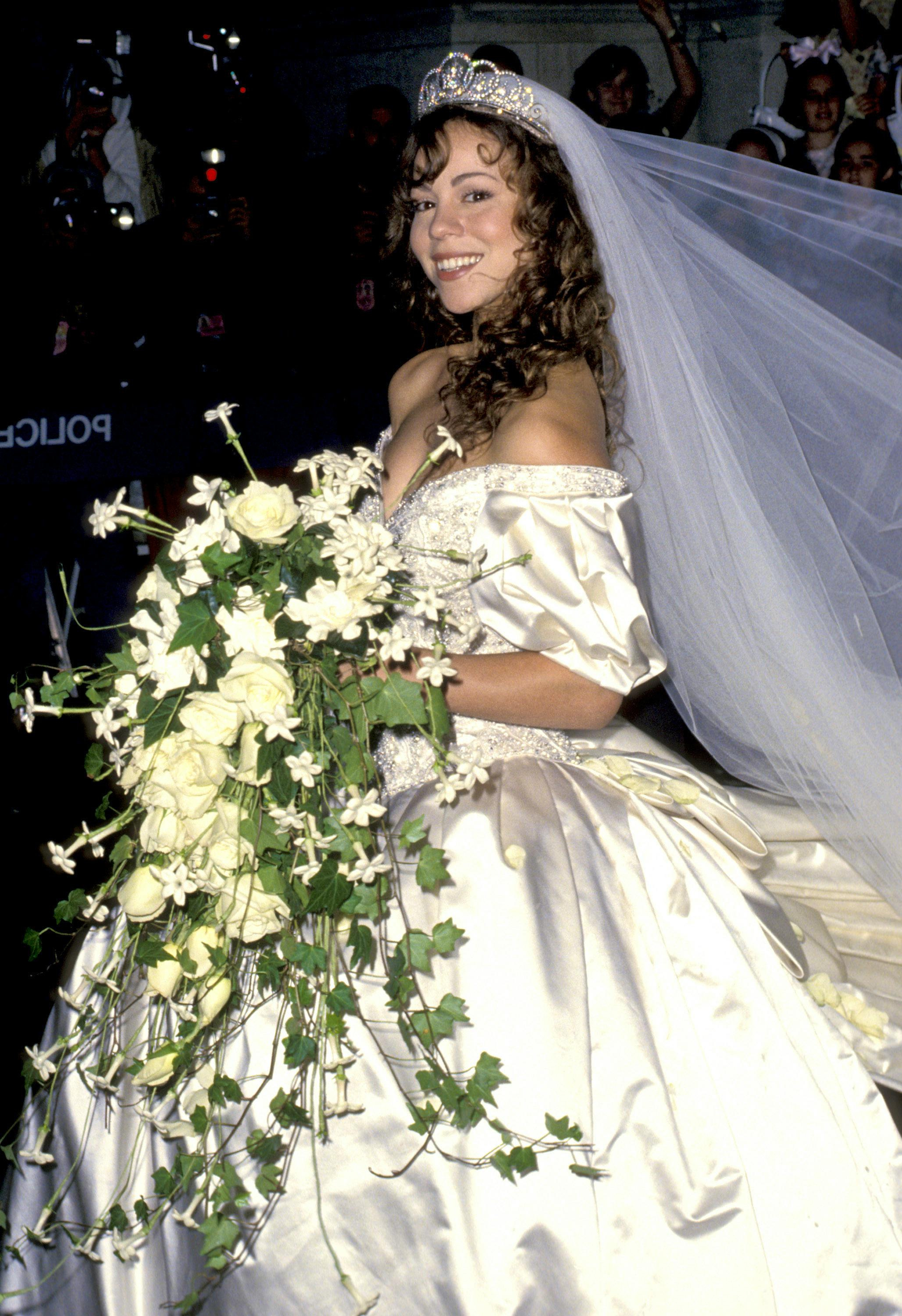 Ganz In Weiss Mit Einem Blumenstrauss Die Schonsten Braute Aller Zeiten