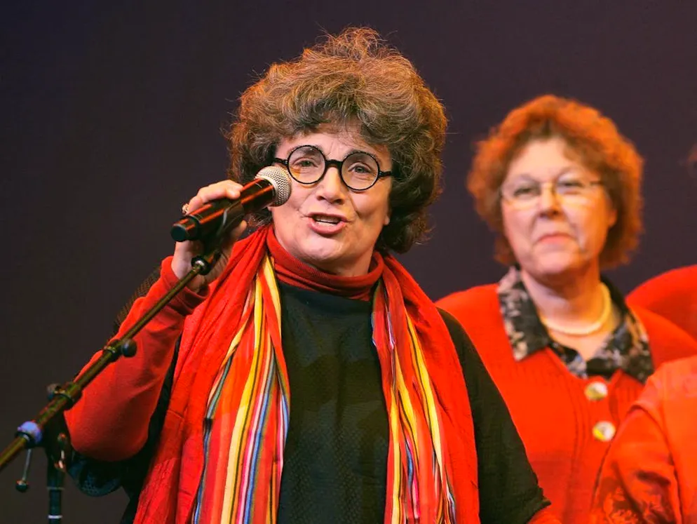 Quando il Festival di Cannes suscita scandalo. 22 film girati da 22 uomini: è così che è stata presentata la 65a edizione del Festival di Cannes nel 2012. «À Cannes, les femmes montrent leurs bobines, les hommes, leurs films» (in italiano «A Cannes, le donne mostrano i loro filmetti, gli uomini, nel loro opere»), questo era il titolo di un opuscolo scritto dalle registe francesi Coline Serreau (nella foto a sinistra), Virginie Despentes e Fanny Cottençon. Tuttavia, l'evidente squilibrio tra i film «maschili» e «femminili» non fu l'unica cosa, quell'anno, a suscitare la collera delle donne. A indignare era anche il fatto che nel corso dei 64 anni precedenti — ed è ancora così oggi —, soltanto una donna si è vista assegnare il primo premio: nel 1993, la neozelandese Jane Campion vinse la Palma d'oro per il suo film «Lezioni di piano».