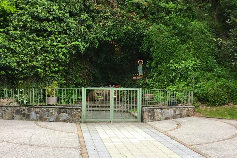 La grotta di Lourdes a Fescoggia