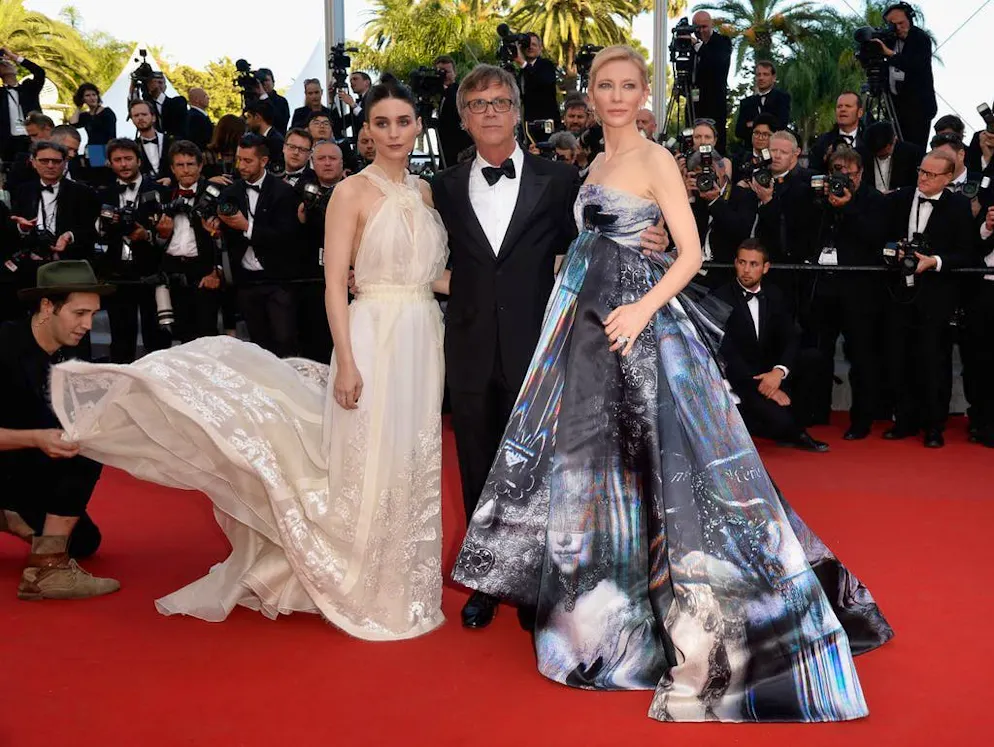 Quando il Festival di Cannes suscita scandalo. Anche nel 2015 un tema simile infiammò gli animi, ma non aveva nulla a che fare con la competizione. Durante la prima mondiale del film «Carol», diverse donne furono pregate di lasciare il tappeto rosso. Motivo: indossavano scarpe basse, e non rispettavano, quindi, l'etichetta di Cannes. Fra queste donne figuravano anche signore di una certa età, che non potevano più indossare tacchi alti per questioni di salute. Quanto alle attrici protagoniste del film, Rooney Mara (a sinistra) e Cate Blanchett, si erano curate di nascondere le proprie scarpe. L'organizzazione del festival si difese in maniera piuttosto maldestra, affermando che tale regola esisteva già da parecchi anni. In ogni caso, lo «Heelgate» fece molto discutere su internet.