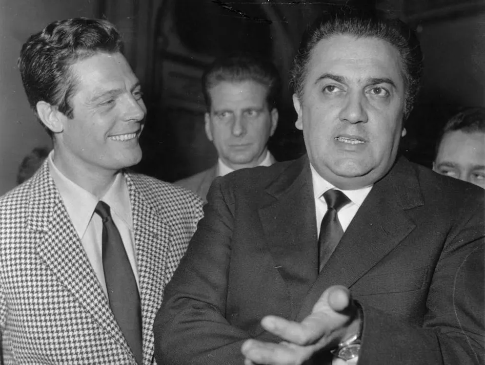 Quando il Festival di Cannes suscita scandalo. Ma non si trattava di certo del primo scandalo suscitato dalla pellicola. Nei loro sermoni i preti lo definirono un'opera del diavolo. Federico Fellini (a destra) fu addirittura accolto da lanci di uova a Milano e il film fu addirittura vietato in Spagna. Un giudizio acerbo che tuttavia non servì a mettere un freno all'avanzata vittoriosa di «La Dolce Vita».