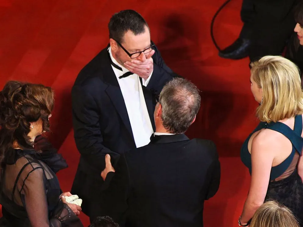 Quando il Festival di Cannes suscita scandalo. Lars von Trier aveva in particolare dichiarato di nutrire della simpatia per Adolf Hitler, che arrivava ad immaginarlo seduto nel suo bunker all'approssimarsi della sua fine nel 1945 e aggiungendo infine di essere egli stesso probabilmente un nazista. All'epoca il regista era stato immediatamente escluso dal festival. La situazione si era in seguito appianata, ma egli aveva annunciato di non voler partecipare mai più ad una conferenza stampa. In seguito, nello stesso anno, la polizia danese aveva interrogato il regista, accusato di «giustificare dei crimini di guerra». Tali accuse, tuttavia, finirono per essere accantonate.