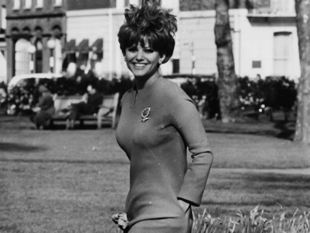 Quando il Festival di Cannes suscita scandalo. Per quanto risulti incomprensibile la scelta di ritoccare una leggenda del cinema osannata per la sua femminilità, solo per farla corrispondere a ideali di bellezza alquanto discutibili. La stessa Claudia Cardinale a battere sul tempo i critici: «Ci sono così tante cose più importanti al mondo. Dopo tutto, è soltanto cinema, non dimentichiamolo.»