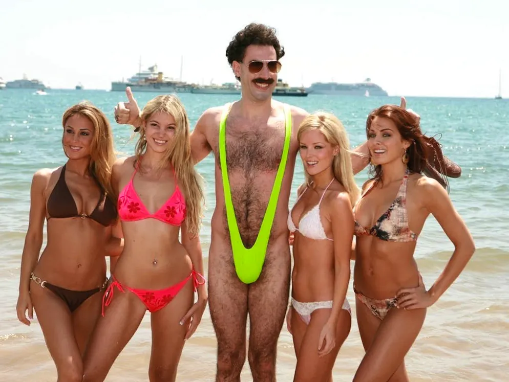 Quando il Festival di Cannes suscita scandalo. Naturalmente lo scandalo legato al nudo di Sacha Baron Cohen che ha scosso la Croisette nel 2006 non ha fatto tanto rumore come quello del 1954. Nonostante ciò, il bizzarro costume da bagno sfoggiato dall'attore – quasi certamente con intento comico – ha suscitato non poche proteste in tutto il mondo. Il comico inglese ha, infatti, avuto il colpo di genio di presentare «Borat», calcando il tappeto rosso in mankini fluo in mezzo ad una folla di smoking e abiti da sera. Anche se il film è uscito al cinema solo nell'autunno successivo, la scena ha decisamente segnato l'immaginario collettivo.