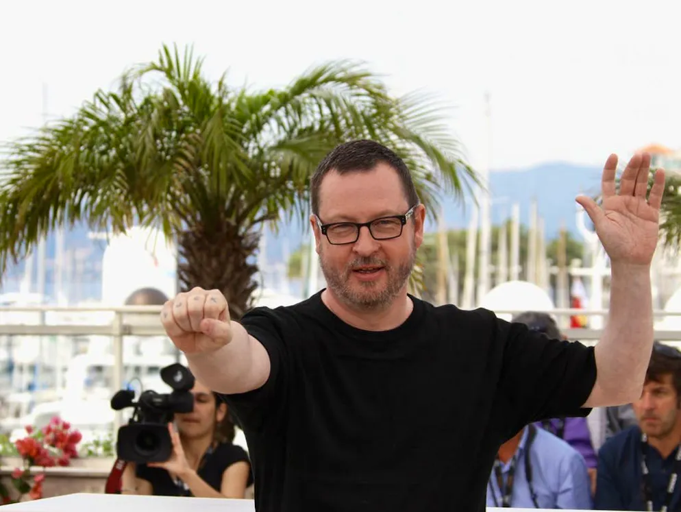 Quando il Festival di Cannes suscita scandalo. Impossibile parlare di scandali senza citare Lars von Trier: è stato senza dubbio nel 2011, a Cannes, che il regista danese ha commesso il suo più grande passo falso (o la sua migliore autopromozione). Se il regista riesce sempre a trasformare il suo humour nero, la sua arroganza e il suo modo di fare politicamente scorretto in opere acclamate dalla critica, le dichiarazioni fatte durante una conferenza stampa a Cannes per la presentazione del film «Melancholia» hanno avuto  invece gravi conseguenze…