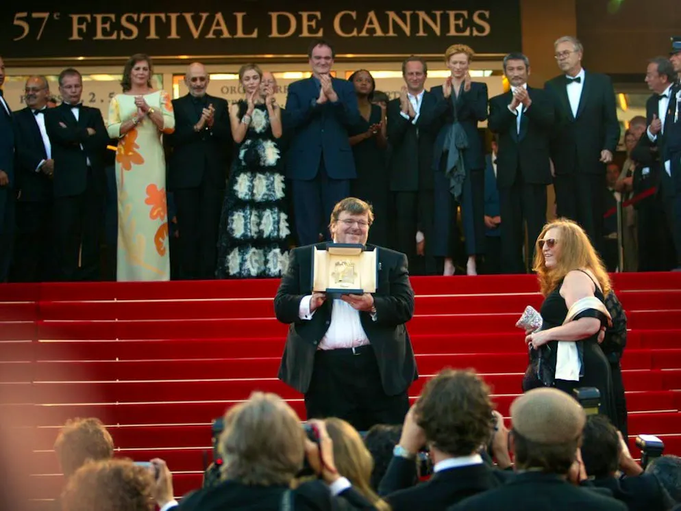 Quando il Festival di Cannes suscita scandalo. In ambito politico francesi e americani si trovano raramente d'accordo. Ecco perché la Croisette è spesso ben lieta di ospitare «dissidenti» provenienti dagli Stati Uniti. Non stupisce quindi che nel 2004, Cannes abbia riservato una calorosa accoglienza al documentarista e scrittore Michael Moore, bollato come persona non grata dall'amministrazione George Bush. Dall'altro lato dell'Atlantico, invece, la sua presenza a Cannes è stata fortemente biasimata.